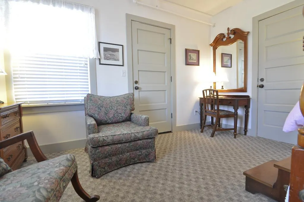 First Colony Hotel 3*
