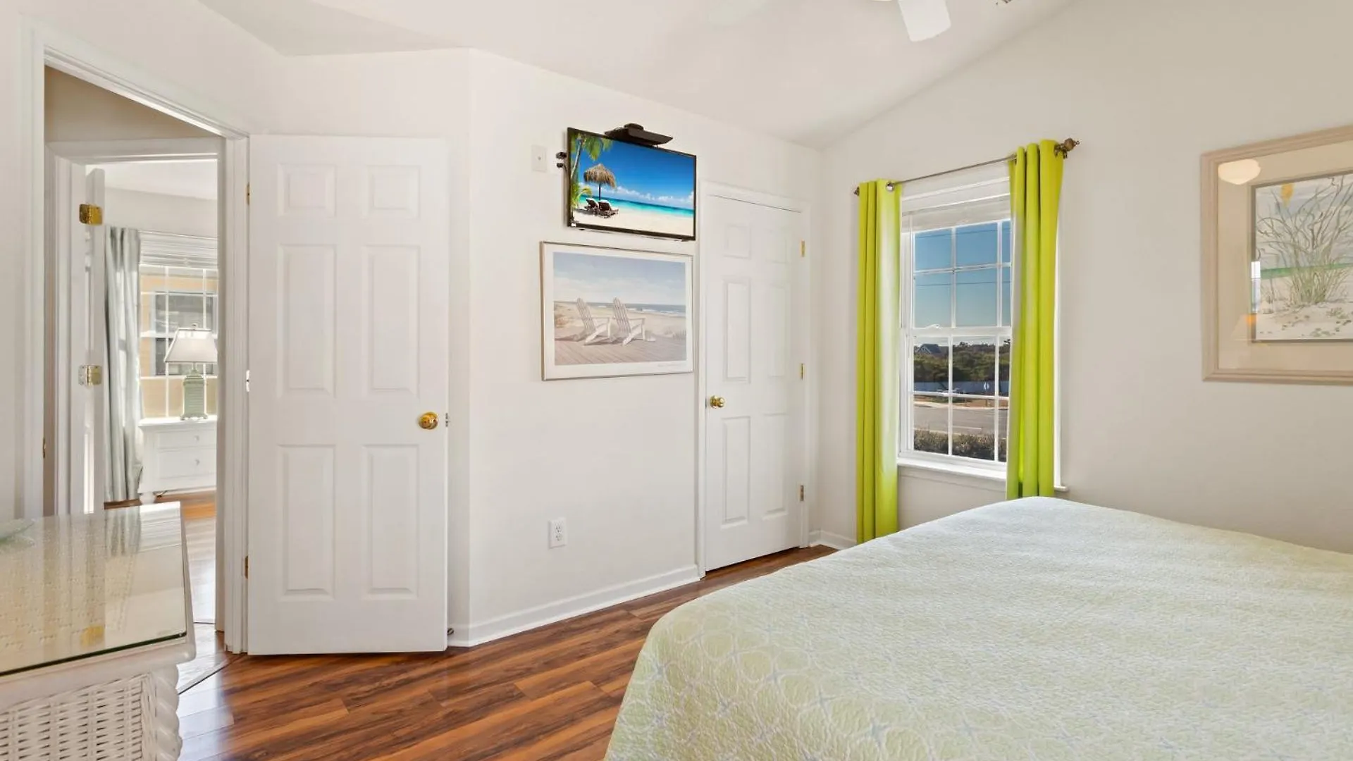 6150 Pelican Crest 3 Min Walk To The