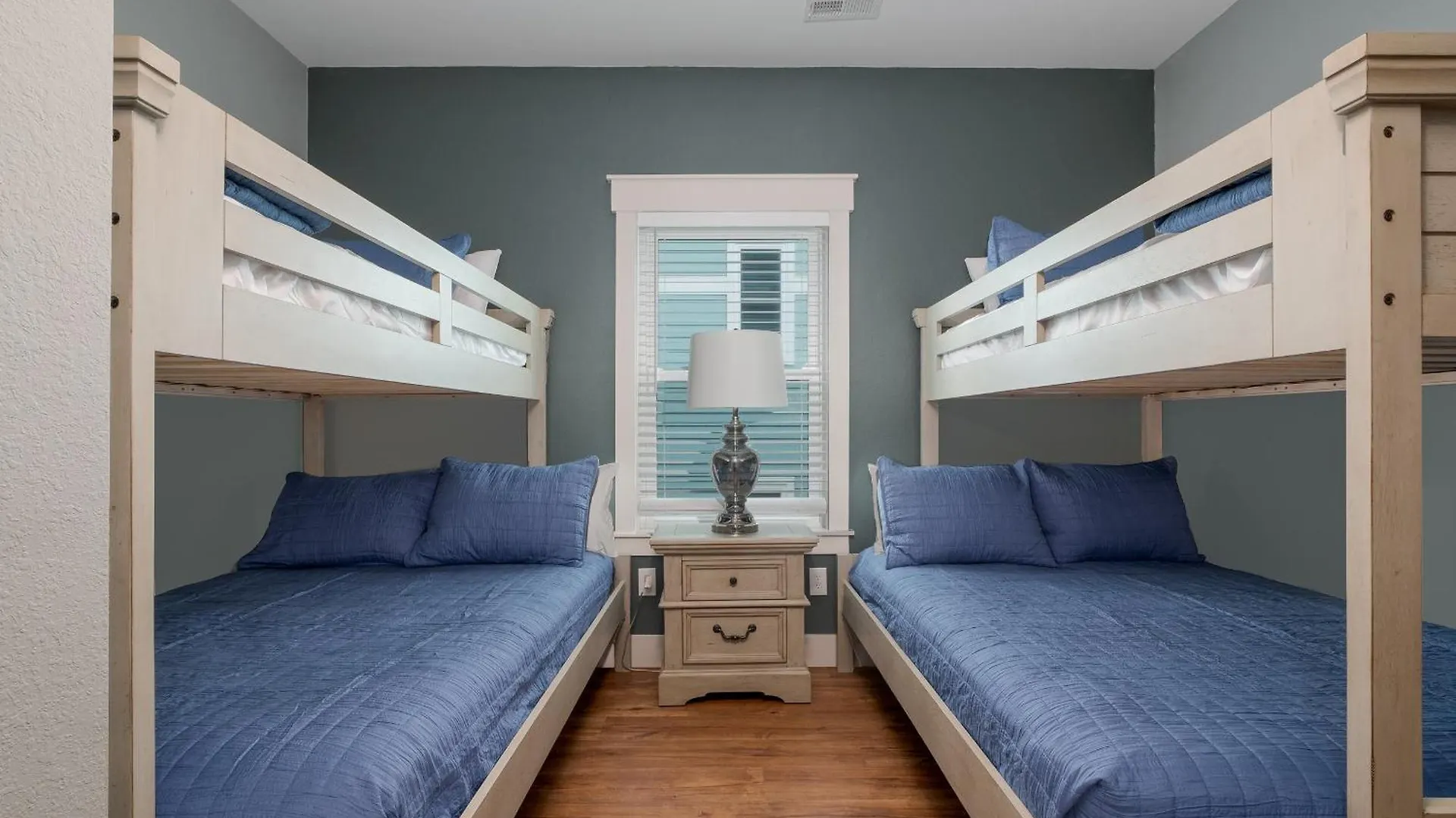 5705 - Edgewater View By Realty * 낙스헤드