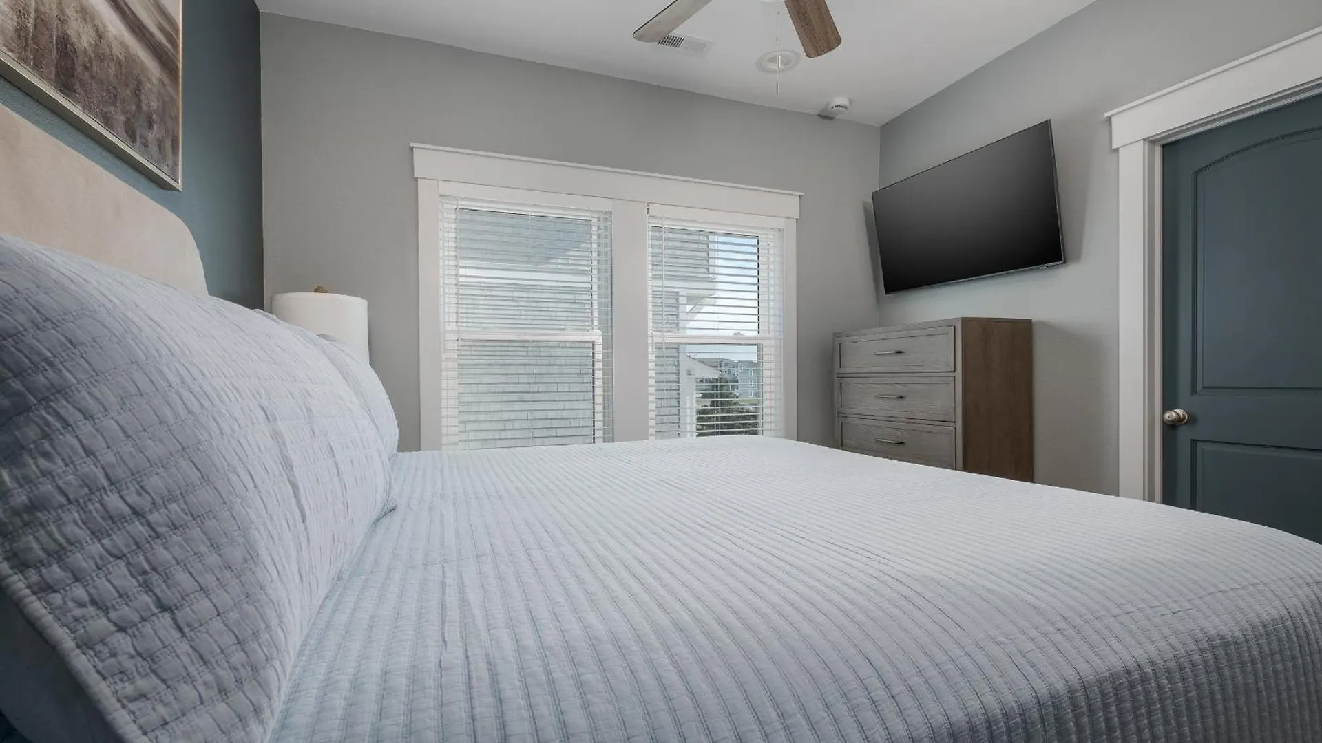 5705 - Edgewater View By Realty *