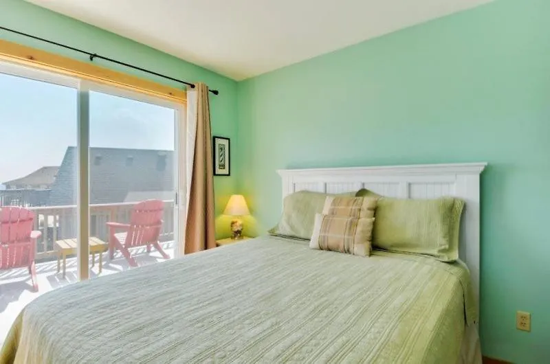 7100 Pelican Oasis 1 Min Walk To The