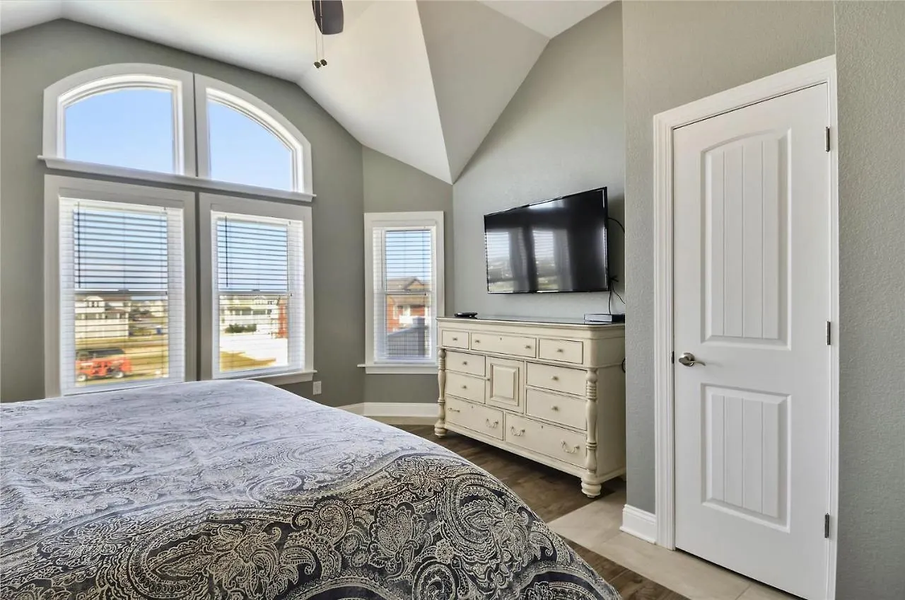 5553 - Tradewinds 6 By Realty