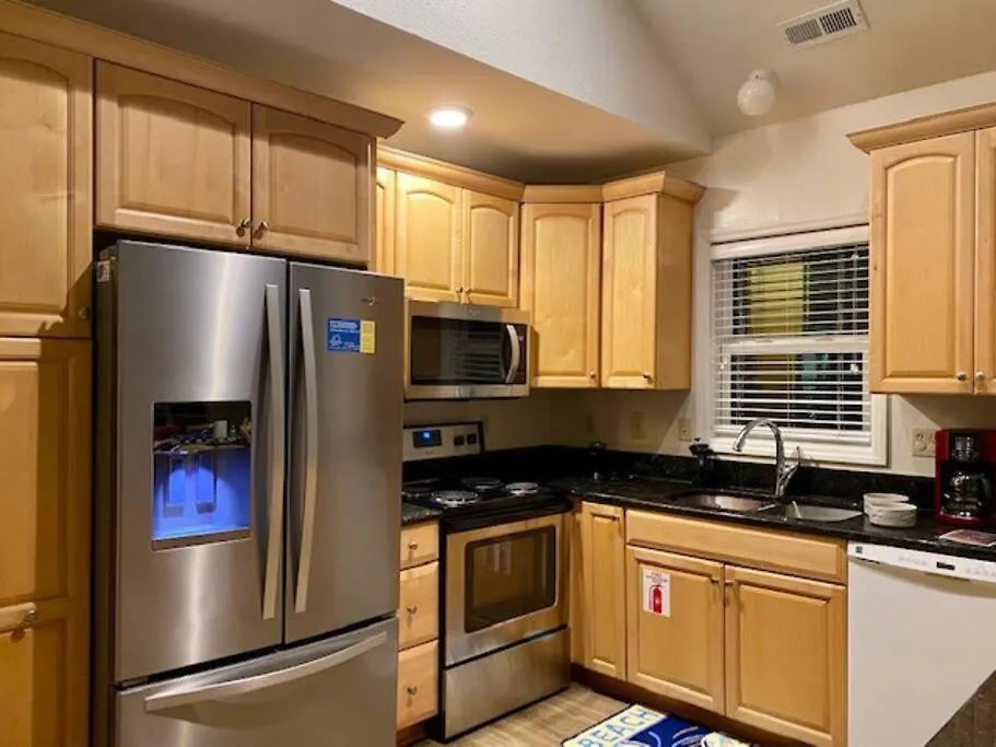 Hammerheads Hideaway! Oceanfront, Nags Head! Free Pool Heat April & May! Holiday home *