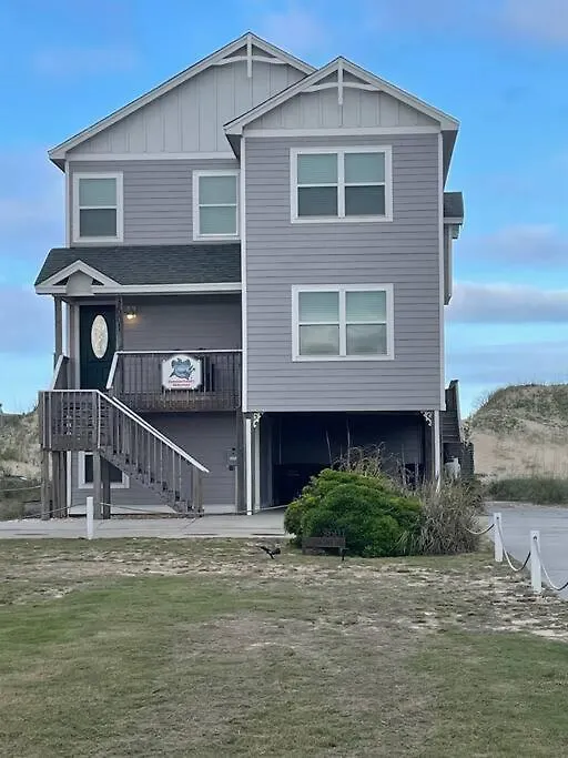 Hammerheads Hideaway! Oceanfront, Nags Head! Free Pool Heat April & May! Holiday home