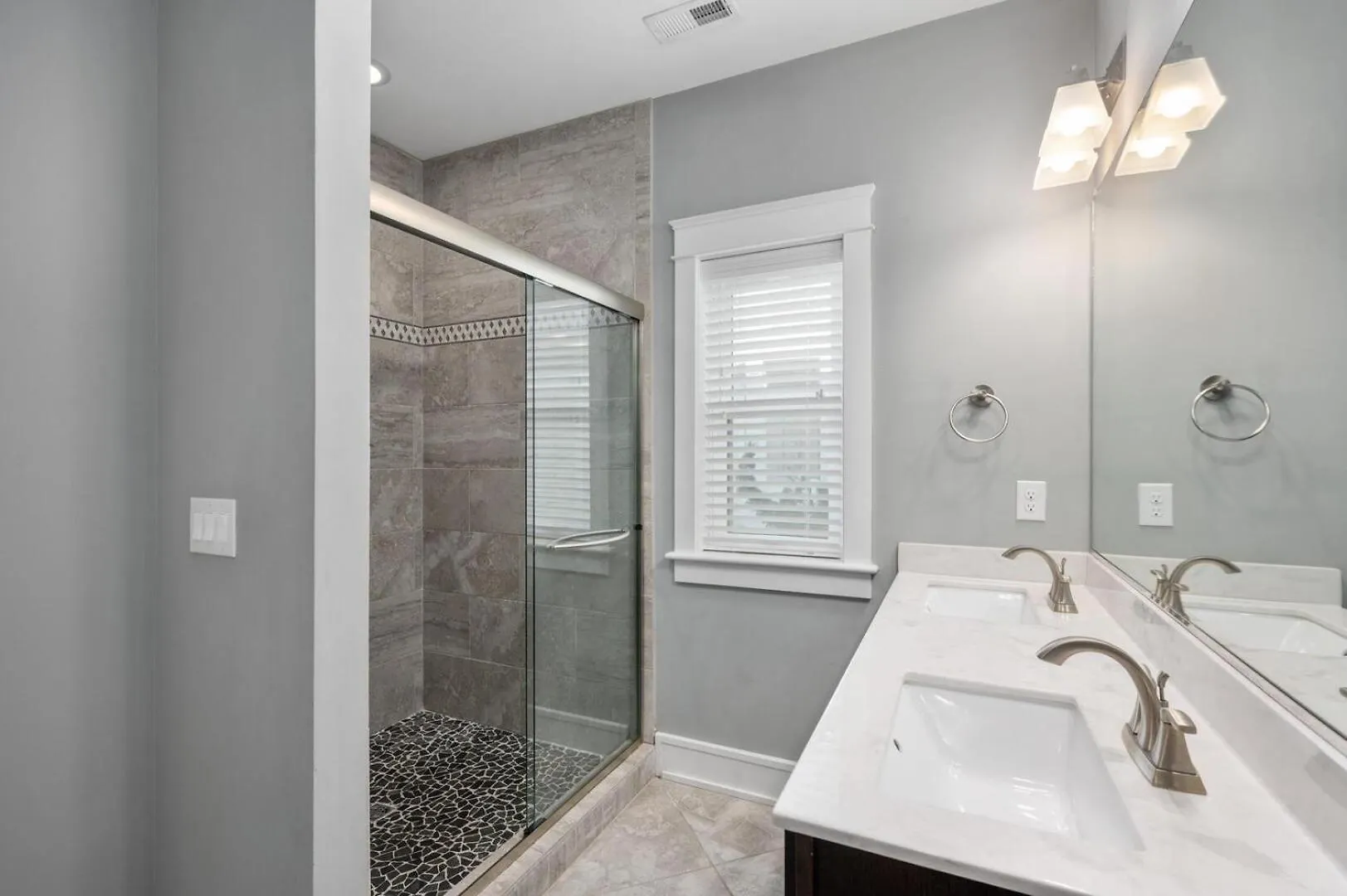 Queen Elizabeth 8 Bedroom Oceanfront * Nags Head