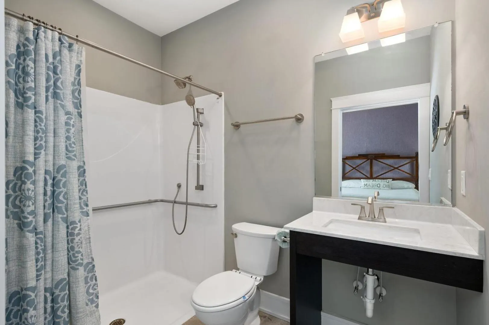 Queen Elizabeth 8 Bedroom Oceanfront Apartment Nags Head