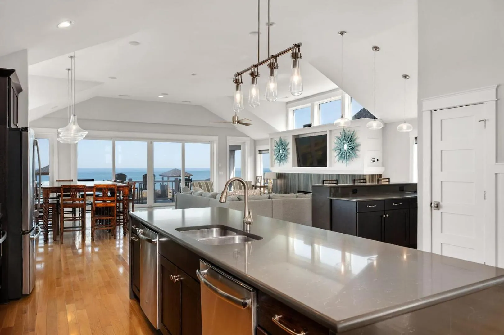 Queen Elizabeth 8 Bedroom Oceanfront Apartment Nags Head