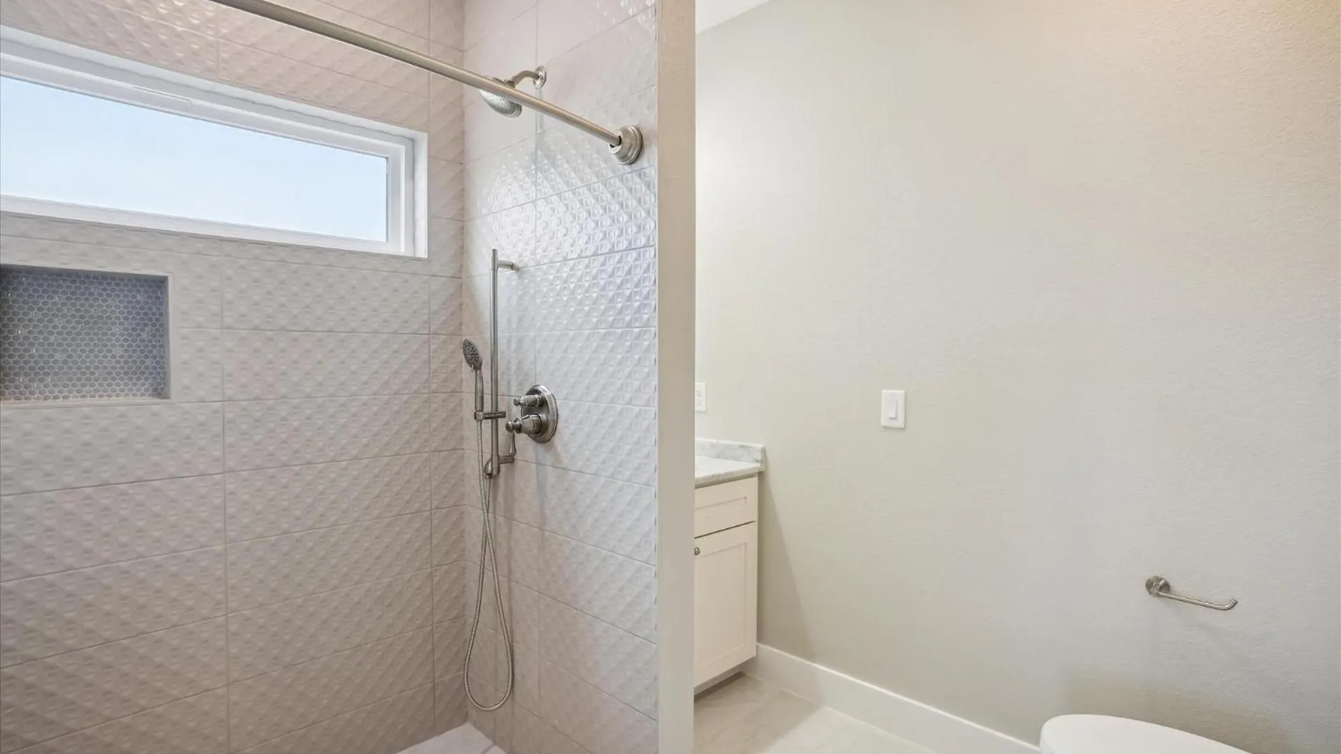 5700 - Le Cebolla By Realty *