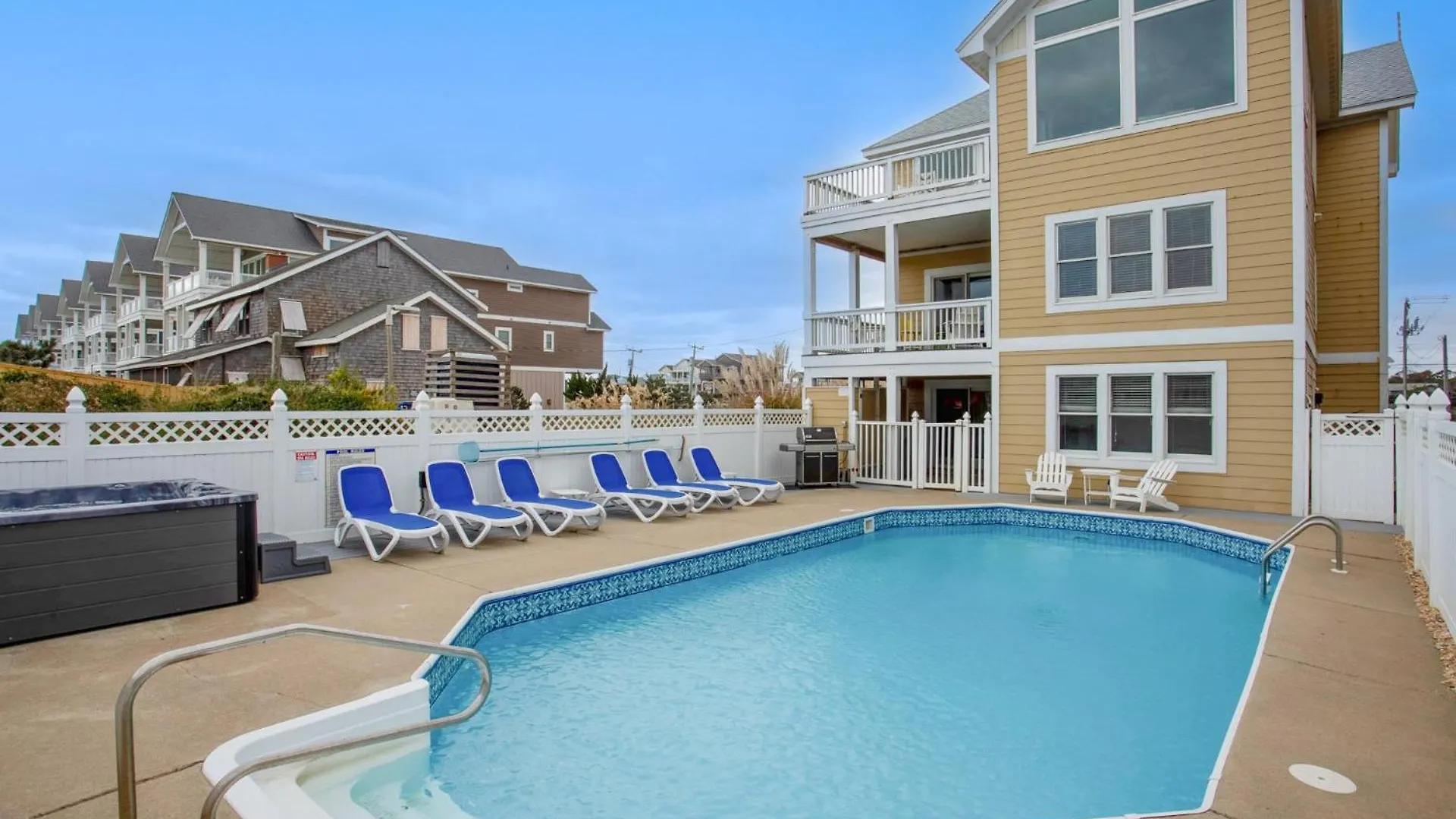 Just Fab 8 Bedrooms Oceanfront Luxury Saltwater Pool Elevator Game Holiday home *