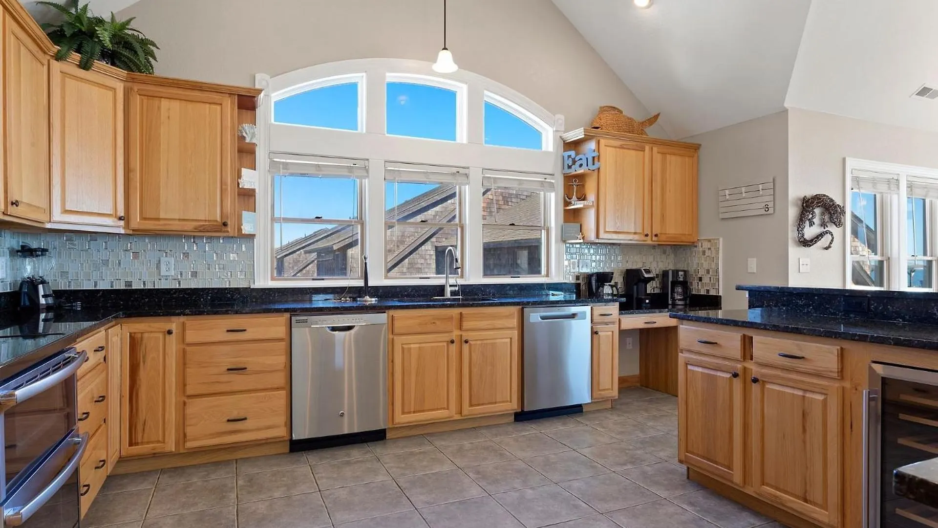 Just Fab 8 Bedrooms Oceanfront Luxury Saltwater Pool Elevator Game Holiday home *