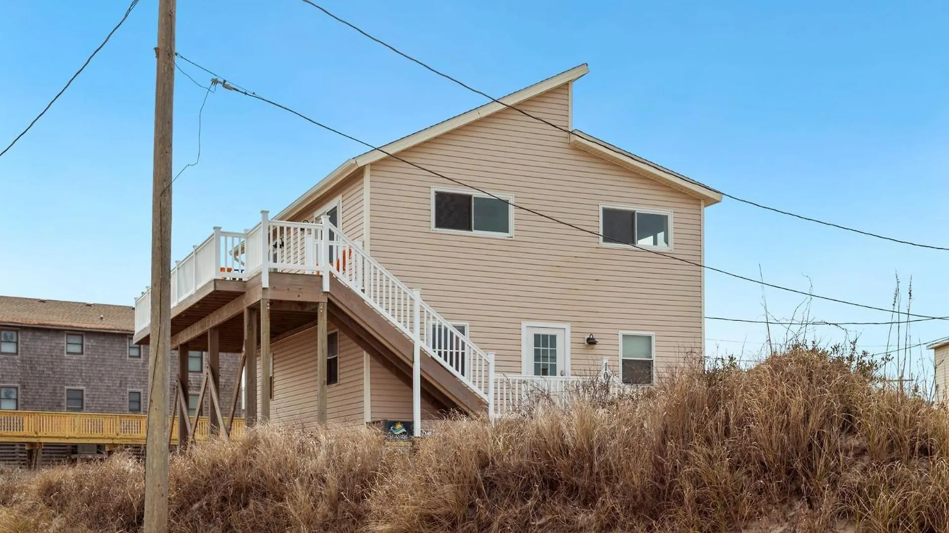 7148 Just Beachy 1 Min Walk To *