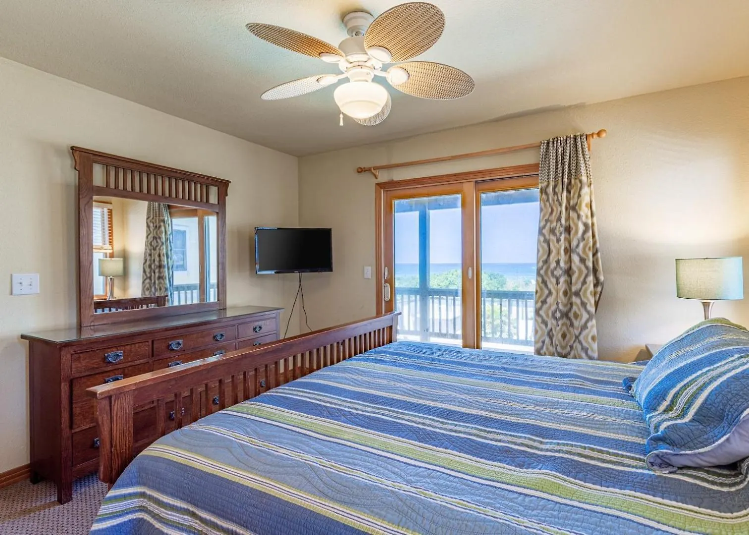 6067 The Pebble Oceanfront Holiday home