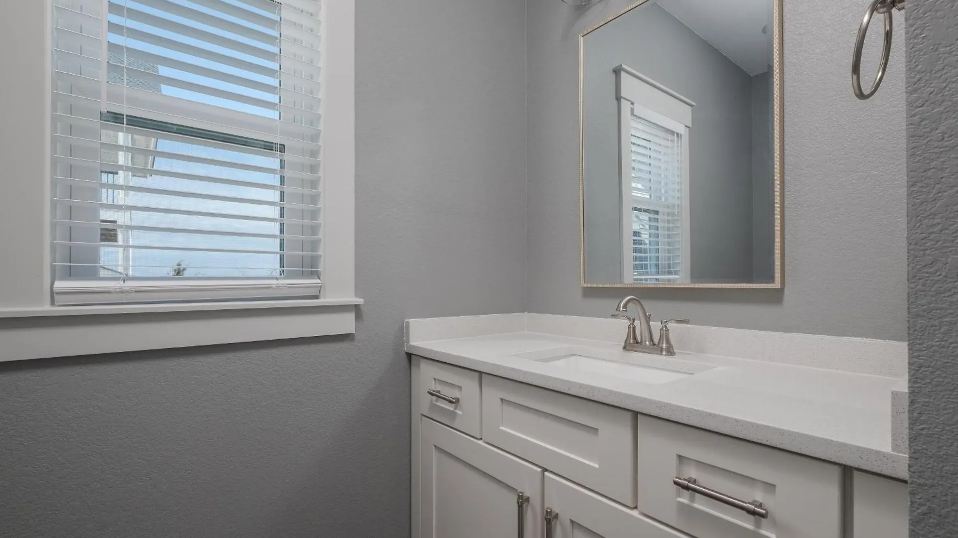 5705 - Edgewater View By Realty *