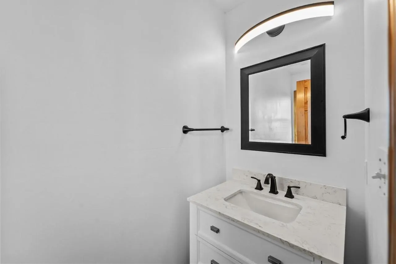 5703 - The Fritz Carlton By Realty * נאגס הד